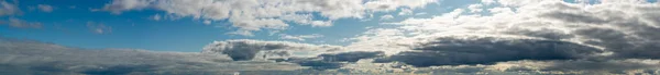 Fantásticas nubes contra el cielo azul, panorama — Foto de Stock