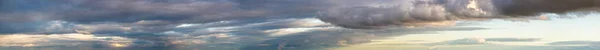 Фантастичні темні грозові хмари, панорама неба — стокове фото