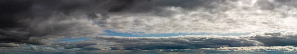 Fantásticas nuvens escuras, panorama do céu — Fotografia de Stock