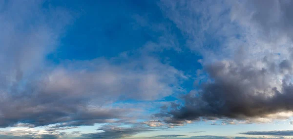 Fantastische wolken tegen de blauwe lucht, panorama — Stockfoto