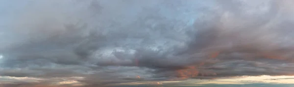 Фантастические темные грозовые тучи, панорама неба — стоковое фото