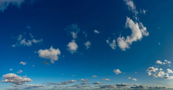 Awan fantastis terhadap langit biru, panorama — Stok Foto