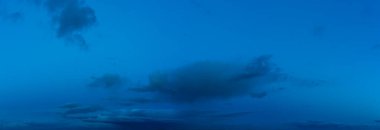 Mavi gökyüzüne karşı fantastik bulutlar, manzara