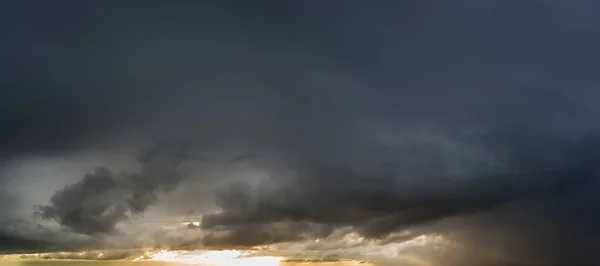 Fantásticas nuvens de trovão ao nascer do sol — Fotografia de Stock