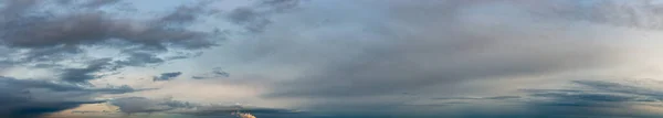 Fantásticas nuvens contra o céu azul, panorama — Fotografia de Stock