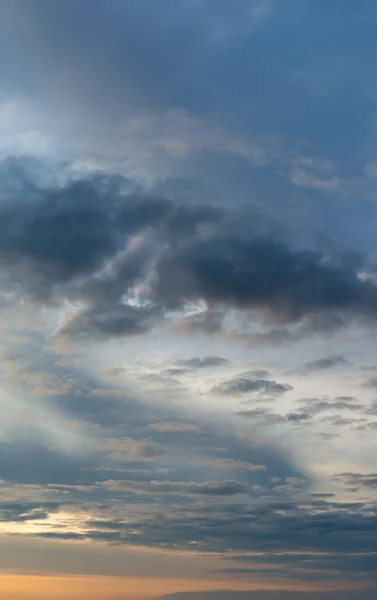 Φανταστικά σύννεφα ενάντια στον γαλάζιο ουρανό, πανόραμα — Φωτογραφία Αρχείου