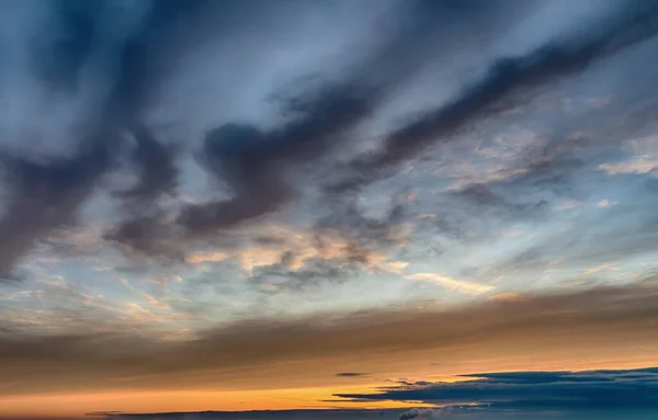 Fantastické tmavé bouřkové mraky, panorama oblohy — Stock fotografie