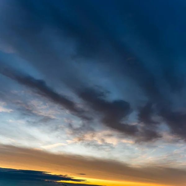 Fantásticas nubes oscuras al amanecer — Foto de Stock