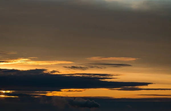 Fantastické tmavé bouřkové mraky, panorama oblohy — Stock fotografie