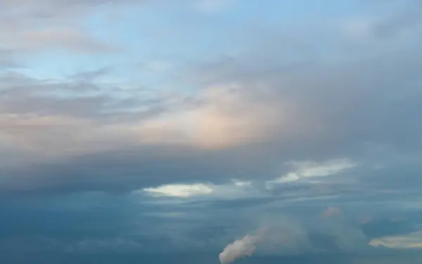 Mavi gökyüzüne karşı fantastik bulutlar, manzara — Stok fotoğraf