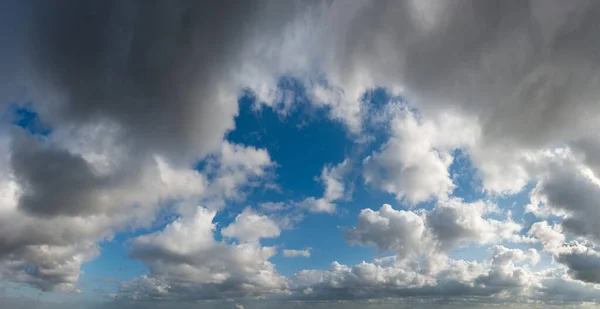 Fantastyczne chmury na tle błękitnego nieba, panorama — Zdjęcie stockowe