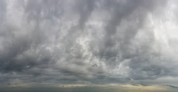 Fantastische donkere donderwolken, lucht panorama — Stockfoto