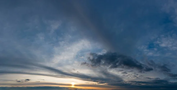 Fantastische donkere donderwolken, lucht panorama — Stockfoto