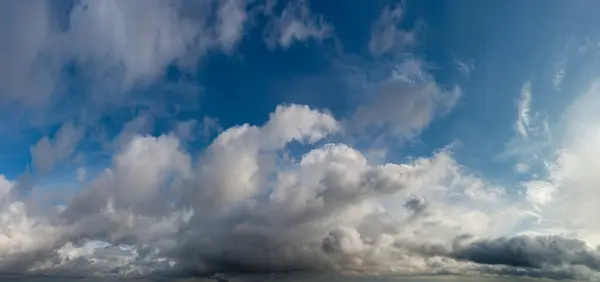 Фантастичні хмари на тлі блакитного неба, панорама — стокове фото