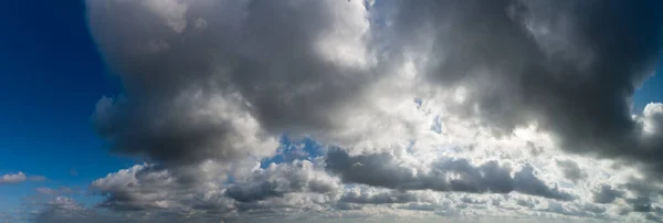 Fantastic gelap awan petir, langit panorama — Stok Foto