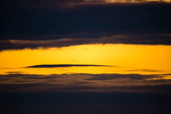 เมฆฟ้าผ่าที่มืดมิด พาโนรามาท้องฟ้า — ภาพถ่ายสต็อก
