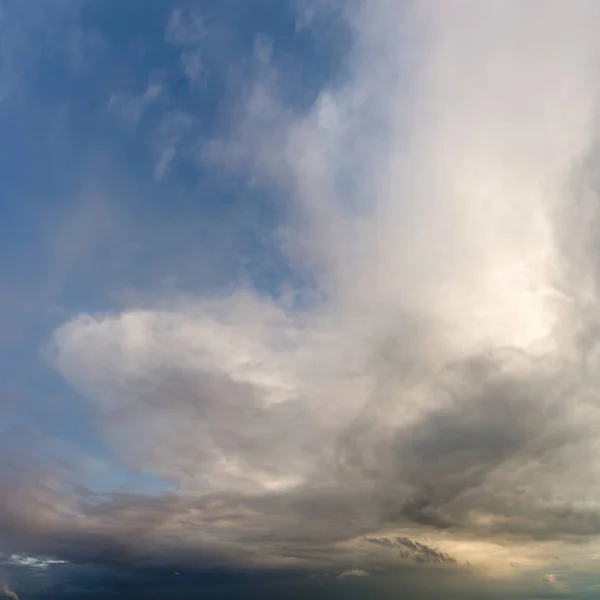 Fantastische dunkle Gewitterwolken bei Sonnenaufgang — Stockfoto