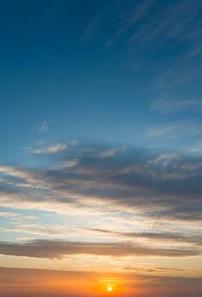 Fantastické mraky při východu slunce, vertikální panorama — Stock fotografie