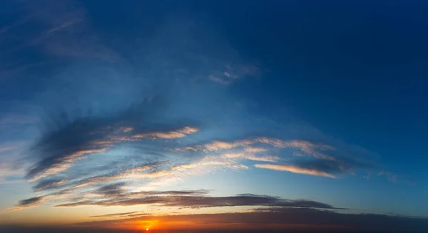 Фантастичні хмари на сході сонця — стокове фото