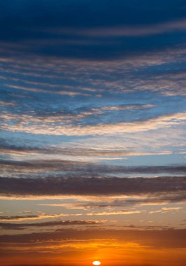 Güneş doğarken fantastik bulutlar, dikey manzara