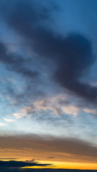 Φανταστικά σύννεφα ενάντια στον γαλάζιο ουρανό, πανόραμα — Φωτογραφία Αρχείου