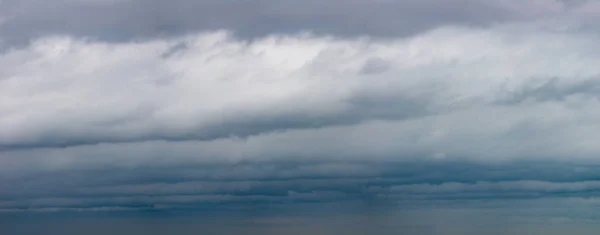 Awan fantastis terhadap langit biru, panorama — Stok Foto