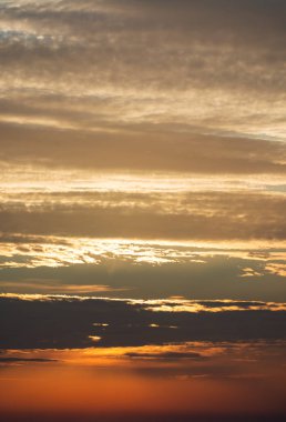 Güneş doğarken fantastik bulutlar, dikey manzara