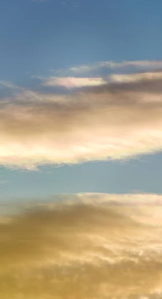 日出时的云彩，垂直的全景 — 图库照片
