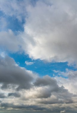 Mavi gökyüzüne karşı fantastik bulutlar, manzara