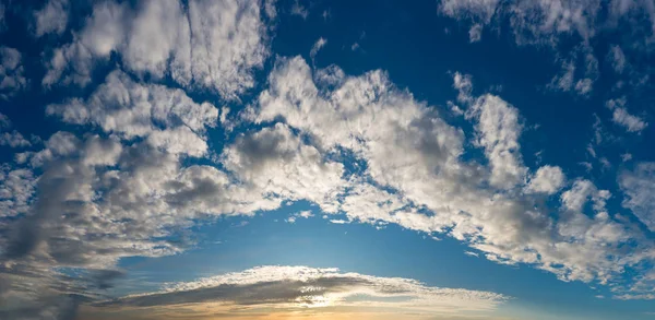 Fantásticas nuvens ao nascer do sol — Fotografia de Stock