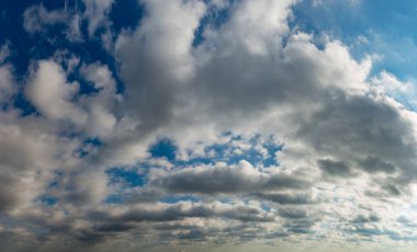 Mavi gökyüzüne karşı fantastik bulutlar, manzara