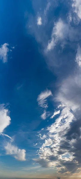 蔚蓝的天空映衬着神奇的云彩，全景 — 图库照片