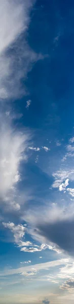 Fantásticas nubes contra el cielo azul, panorama — Foto de Stock