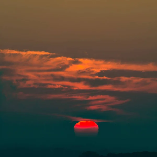 Fantastische donkere donderwolken bij zonsopgang — Stockfoto