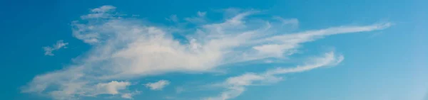 Traumhafte Wolken vor blauem Himmel, Panorama — Stockfoto