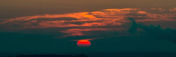 Nuages fantastiques au lever du soleil — Photo