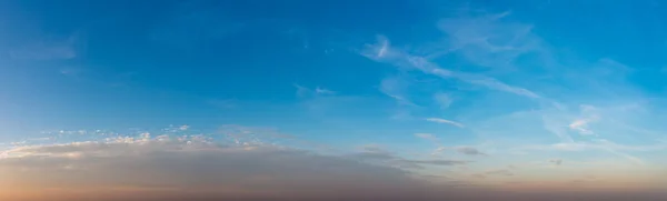 Fantastische Wolken bei Sonnenaufgang — Stockfoto