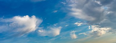 Mavi gökyüzüne karşı fantastik bulutlar, manzara