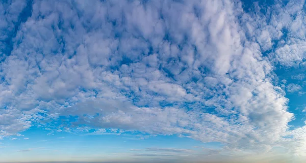 Fantastyczne chmury na tle błękitnego nieba, panorama — Zdjęcie stockowe