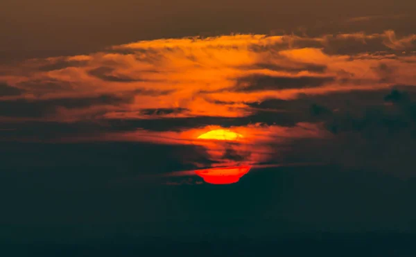 Fantastiques nuages noirs au lever du soleil — Photo