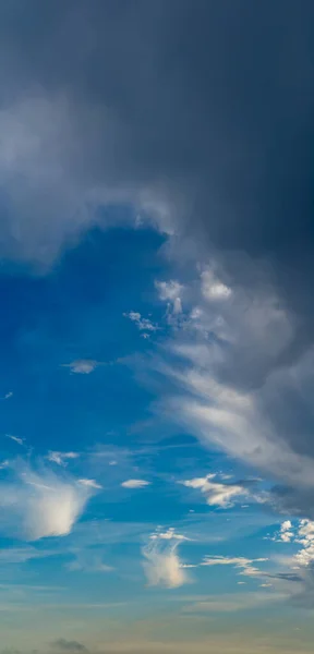 Fantásticas nubes contra el cielo azul, panorama — Foto de Stock