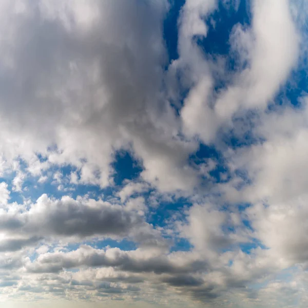 Fantásticas nuvens contra o céu azul, quadrado — Fotografia de Stock