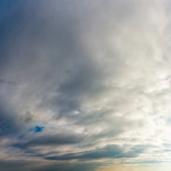 푸른 하늘을 배경으로 한 환상적 인 구름, 광장 — 스톡 사진