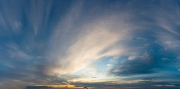 Awan fantastis saat matahari terbit — Stok Foto