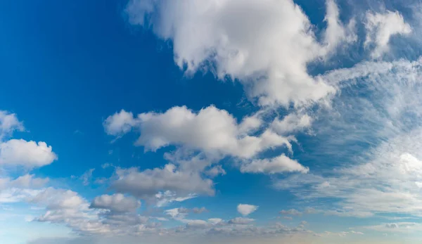 Fantastyczne chmury na tle błękitnego nieba, panorama — Zdjęcie stockowe