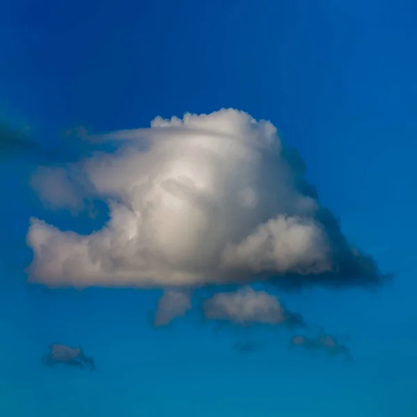 Awan fantastis terhadap langit biru, persegi — Stok Foto