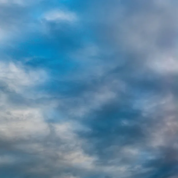 Фантастические облака против голубого неба, квадрат — стоковое фото