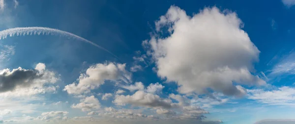 Fantastyczne chmury na tle błękitnego nieba, panorama — Zdjęcie stockowe