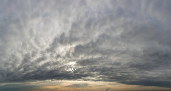 Fantásticas nubes oscuras, panorama del cielo — Foto de Stock