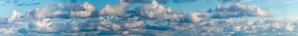 Fantásticas nuvens contra o céu azul, panorama — Fotografia de Stock